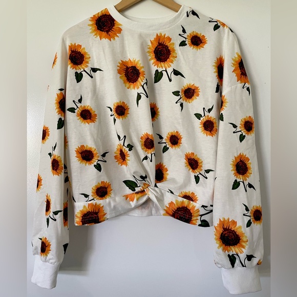 💫 HOST PICK 💫 Allover Sunflower Print Twist Front Sweatshirt. - Picture 2 of 7